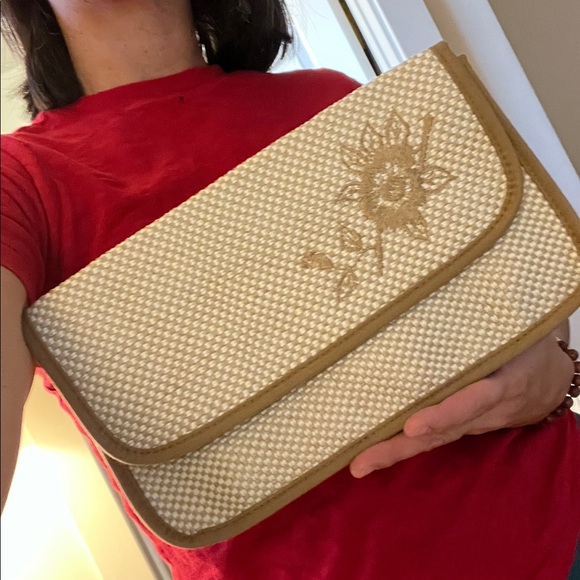 Vintage Woven Straw Clutch, with a floral embroidery design - Picture 5 of 15